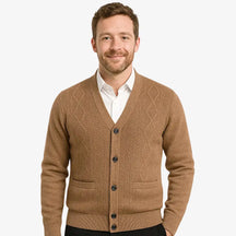 Cardigan masculino gola V em lã e algodão com textura clássica. Ideal para compor looks elegantes nos dias frios com conforto e estilo.