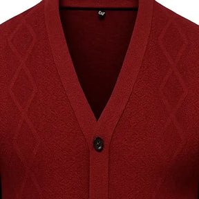 Cardigan masculino gola V em lã e algodão com textura clássica. Ideal para compor looks elegantes nos dias frios com conforto e estilo.