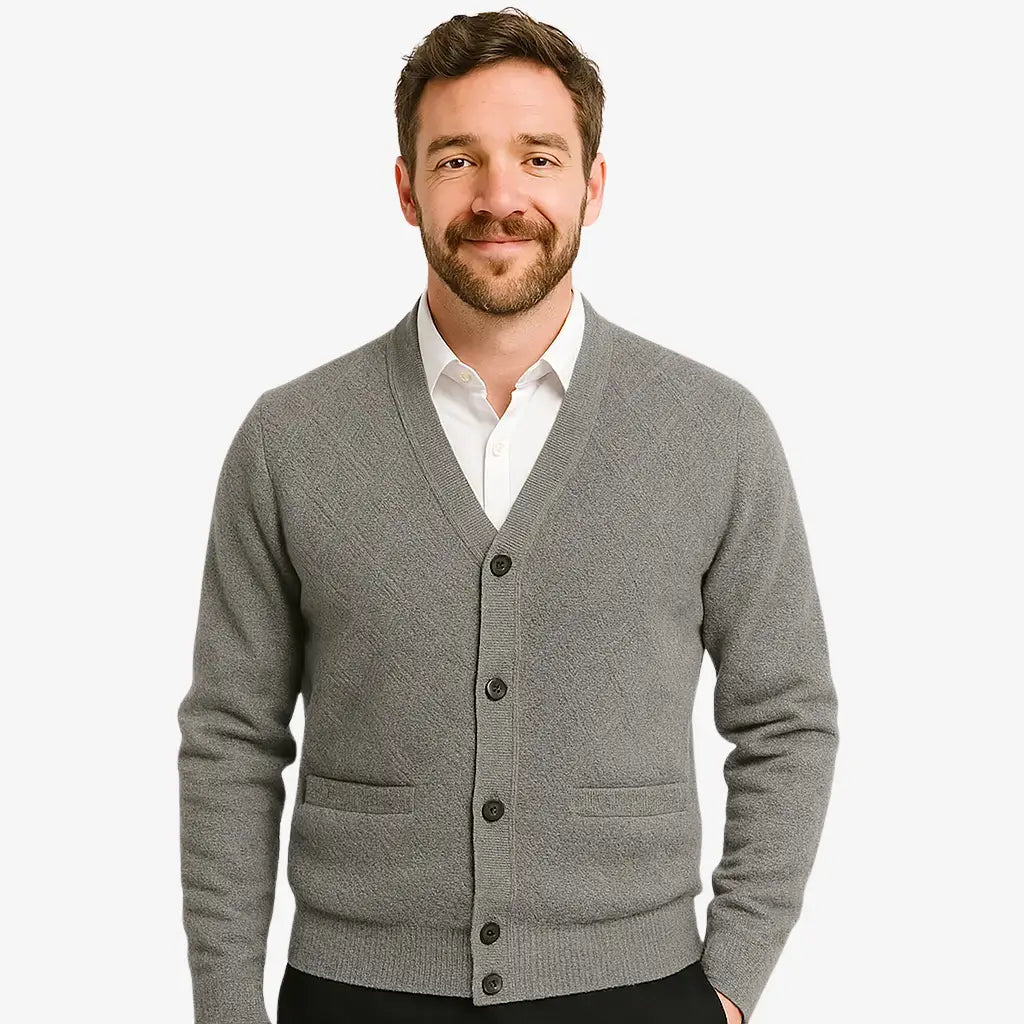Cardigan masculino gola V em lã e algodão com textura clássica. Ideal para compor looks elegantes nos dias frios com conforto e estilo.