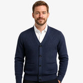 Cardigan masculino gola V em lã e algodão com textura clássica. Ideal para compor looks elegantes nos dias frios com conforto e estilo.