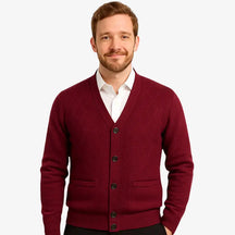 Cardigan masculino gola V em lã e algodão com textura clássica. Ideal para compor looks elegantes nos dias frios com conforto e estilo.