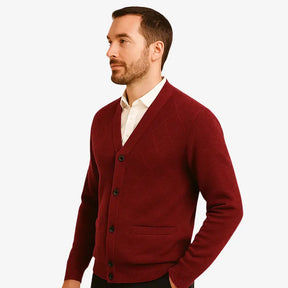 Cardigan masculino gola V em lã e algodão com textura clássica. Ideal para compor looks elegantes nos dias frios com conforto e estilo.