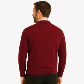 Cardigan masculino gola V em lã e algodão com textura clássica. Ideal para compor looks elegantes nos dias frios com conforto e estilo.