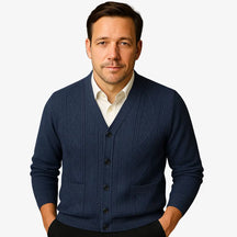 Cardigan masculino em lã com padrão texturizado e gola V. Sofisticação e conforto ideais para dias frios com estilo elegante.