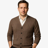 Cardigan masculino em lã com padrão texturizado e gola V. Sofisticação e conforto ideais para dias frios com estilo elegante.