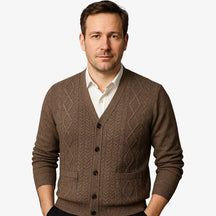 Cardigan masculino em lã com padrão texturizado e gola V. Sofisticação e conforto ideais para dias frios com estilo elegante.