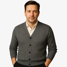 Cardigan masculino em lã com padrão texturizado e gola V. Sofisticação e conforto ideais para dias frios com estilo elegante.