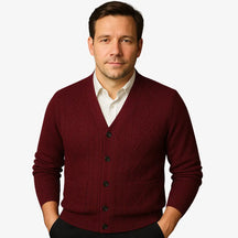 Cardigan masculino em lã com padrão texturizado e gola V. Sofisticação e conforto ideais para dias frios com estilo elegante.