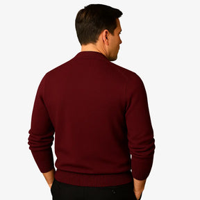 Cardigan masculino em lã com padrão texturizado e gola V. Sofisticação e conforto ideais para dias frios com estilo elegante.
