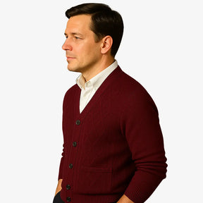 Cardigan masculino em lã com padrão texturizado e gola V. Sofisticação e conforto ideais para dias frios com estilo elegante.