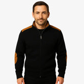Homem vestindo suéter preto masculino com zíper e detalhes em camurça caramelo nos ombros e cotovelos, estilo casual sofisticado para o inverno.
