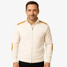 Homem vestindo suéter caqui masculino com zíper e detalhes em camurça caramelo nos ombros e cotovelos, estilo casual sofisticado para o inverno.