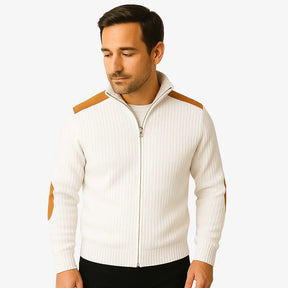 Homem vestindo suéter caqui masculino com zíper e detalhes em camurça caramelo nos ombros e cotovelos, estilo casual sofisticado para o inverno.