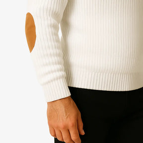 Homem vestindo suéter caqui masculino com zíper e detalhes em camurça caramelo nos ombros e cotovelos, estilo casual sofisticado para o inverno.