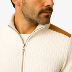 Homem vestindo suéter caqui masculino com zíper e detalhes em camurça caramelo nos ombros e cotovelos, estilo casual sofisticado para o inverno.