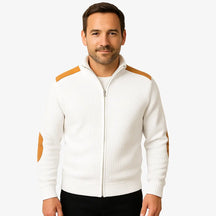 Homem vestindo suéter branco masculino com zíper e detalhes em camurça caramelo nos ombros e cotovelos, estilo casual sofisticado para o inverno.