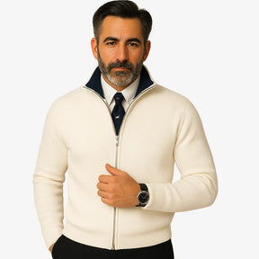 Homem elegante vestindo suéter social branco com zíper e camisa branca com gravata, estilo sofisticado para ocasiões formais.