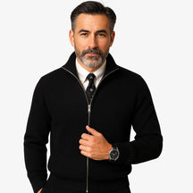 Homem elegante vestindo suéter social preto com zíper e camisa branca com gravata, estilo sofisticado para ocasiões formais.