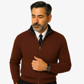 Homem elegante vestindo suéter social marrom com zíper e camisa branca com gravata, estilo sofisticado para ocasiões formais.