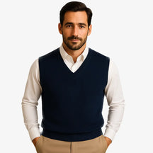 Homem usando colete masculino tricot slim azul marinho com gola V sobre camisa preta. Peça leve e elegante para dias de frio moderado.