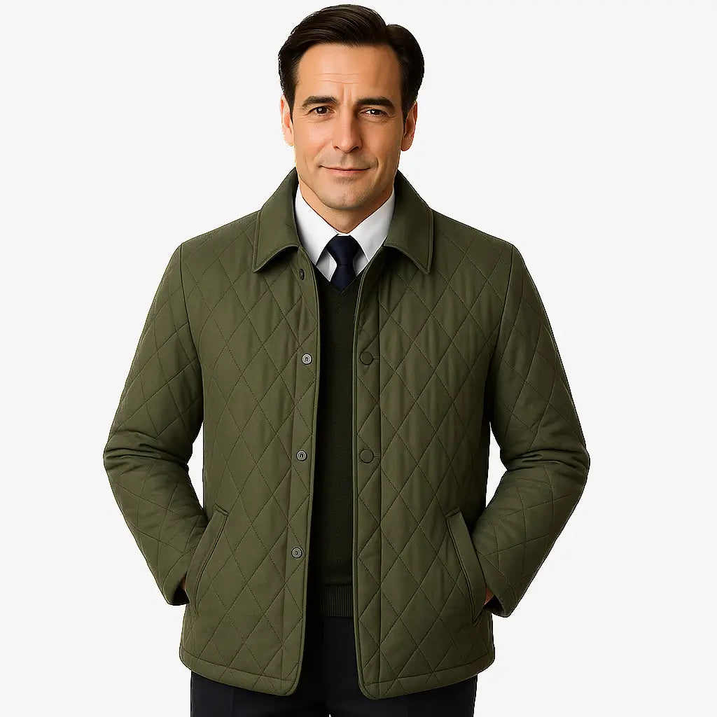 Homem vestindo jaqueta masculina verde matelassada de inverno com corte executivo