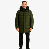 Homem vestindo jaqueta puffer masculina longa verde com capuz e bolsos verticais