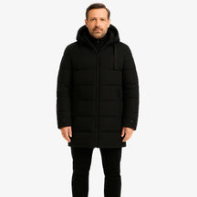 Homem vestindo jaqueta puffer masculina longa preta com capuz e bolsos verticais