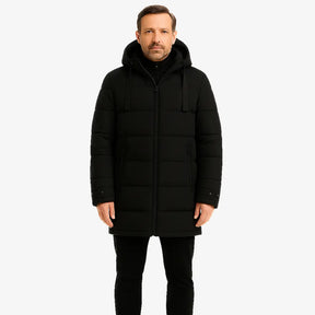 Homem vestindo jaqueta puffer masculina longa preta com capuz e bolsos verticais