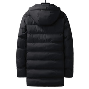 Homem vestindo jaqueta puffer masculina longa preta com capuz e bolsos verticais