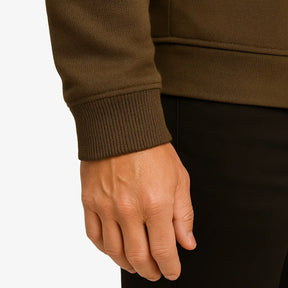 Modelo masculino usando jaqueta bomber verde acolchoada com fechamento por botões. Estilo casual elegante para dias frios. 