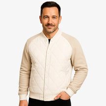 Modelo masculino usando jaqueta bomber branca acolchoada com fechamento por botões. Estilo casual elegante para dias frios. 
