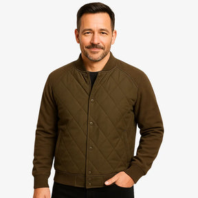 Modelo masculino usando jaqueta bomber verde acolchoada com fechamento por botões. Estilo casual elegante para dias frios. 
