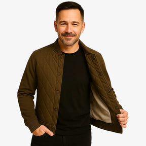 Modelo masculino usando jaqueta bomber verde acolchoada com fechamento por botões. Estilo casual elegante para dias frios. 