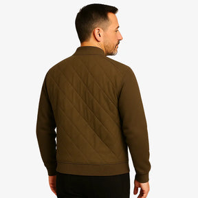 Modelo masculino usando jaqueta bomber verde acolchoada com fechamento por botões. Estilo casual elegante para dias frios. 