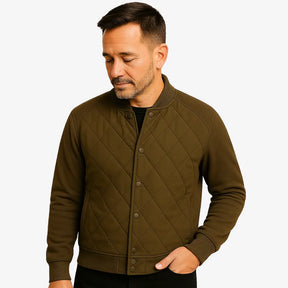 Modelo masculino usando jaqueta bomber verde acolchoada com fechamento por botões. Estilo casual elegante para dias frios. 
