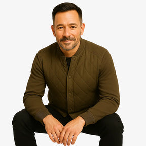 Modelo masculino usando jaqueta bomber verde acolchoada com fechamento por botões. Estilo casual elegante para dias frios. 