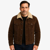 Homem vestindo jaqueta masculina marrom em veludo cotelê com gola forrada de lã