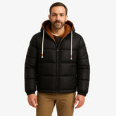 Homem vestindo jaqueta puffer masculina preta com capuz e forro interno marrom