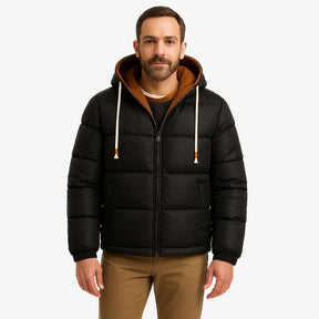 Homem vestindo jaqueta puffer masculina preta com capuz e forro interno marrom