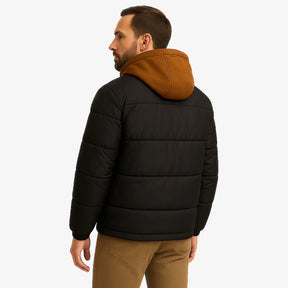 Homem vestindo jaqueta puffer masculina preta com capuz e forro interno marrom