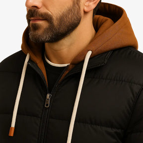 Homem vestindo jaqueta puffer masculina preta com capuz e forro interno marrom