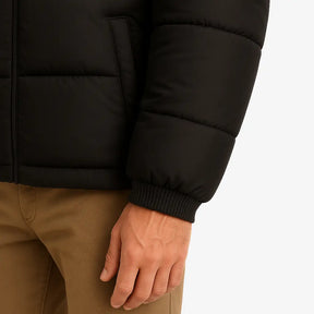 Homem vestindo jaqueta puffer masculina preta com capuz e forro interno marrom