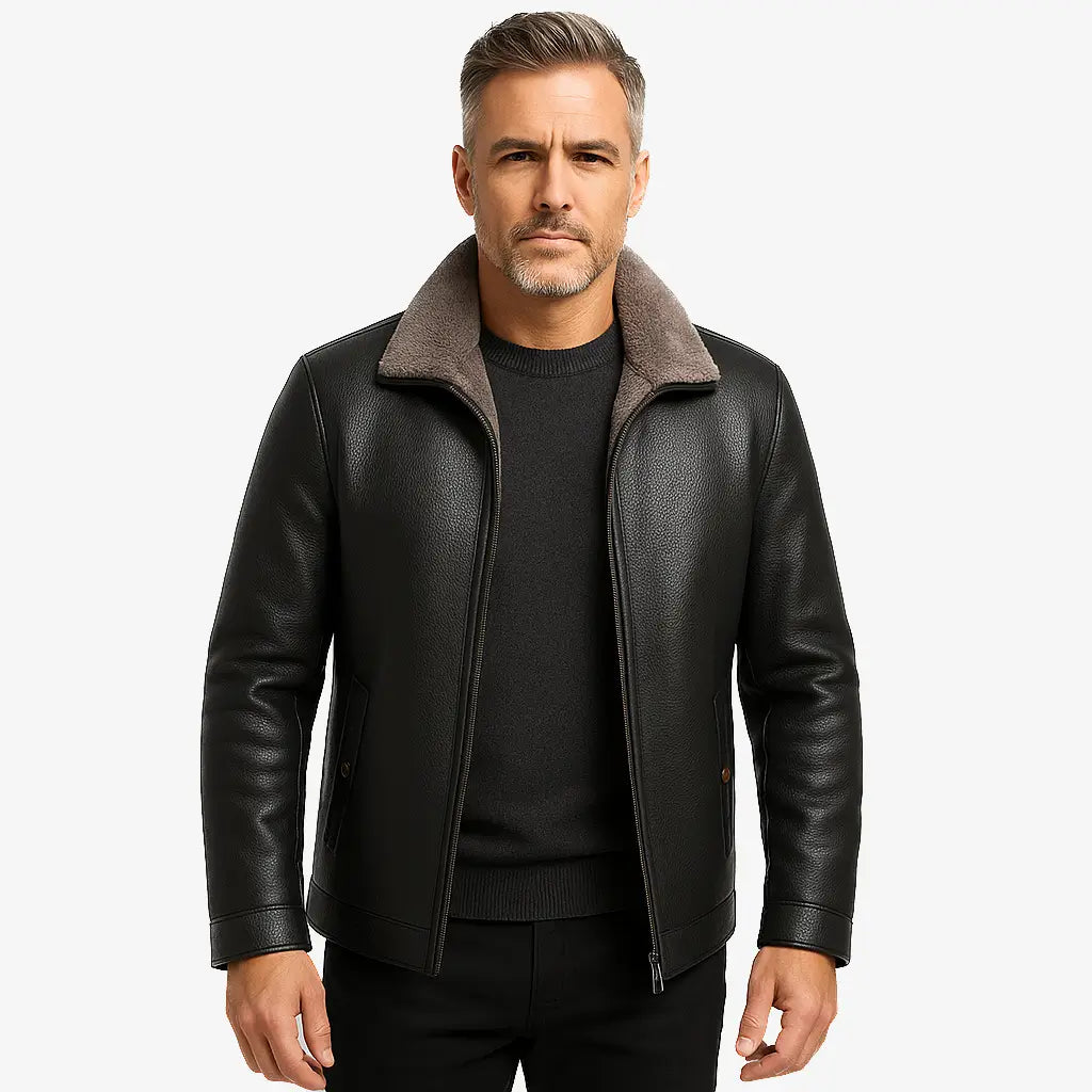 Homem vestindo jaqueta masculina de couro  com gola e forro de cashmere