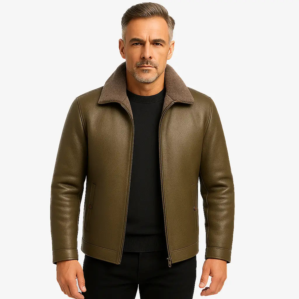 Homem vestindo jaqueta masculina de couro  com gola e forro de cashmere