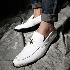 Loafer masculino  em couro confortável, modelo social, ideal para uso diário.