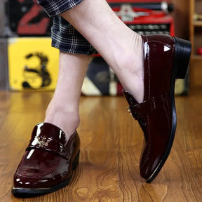 Loafer masculino  em couro confortável, modelo social, ideal para uso diário.