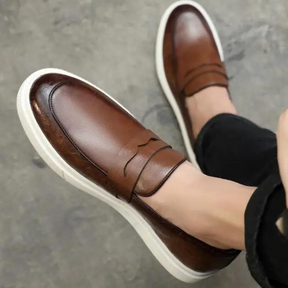 Loafer masculino  em couro confortável, modelo casual, ideal para uso diário.