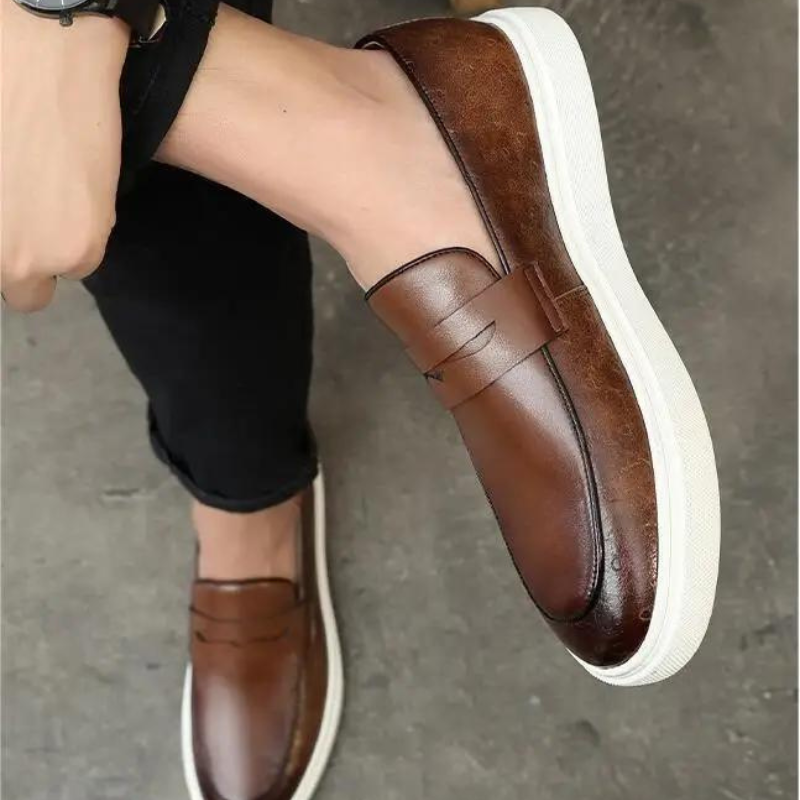 Loafer masculino  em couro confortável, modelo casual, ideal para uso diário.