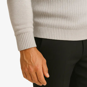 Homem elegante vestindo suéter cinza com zíper e textura geométrica. Estilo casual sofisticado para o outono e inverno.