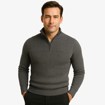 Homem elegante vestindo suéter cinza escuro com zíper e textura geométrica. Estilo casual sofisticado para o outono e inverno.